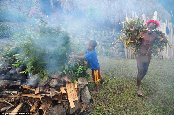 Lễ hội "đốt đá" độc đáo của bộ tộc khỏa thân ở Indonesia 3